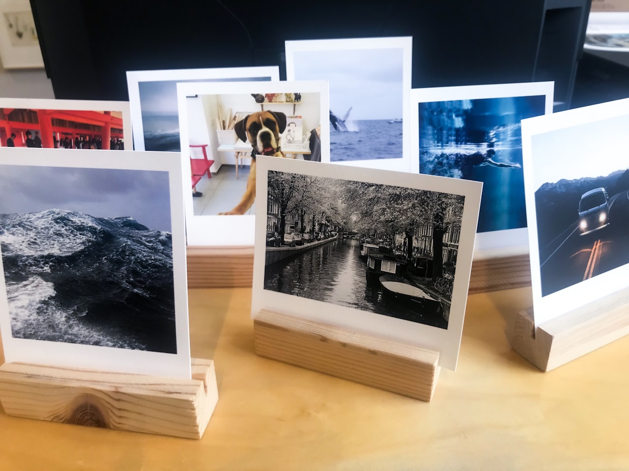 Rôzne veľkosti fotografií s pomermi strán zobrazené na pracovnom stole
