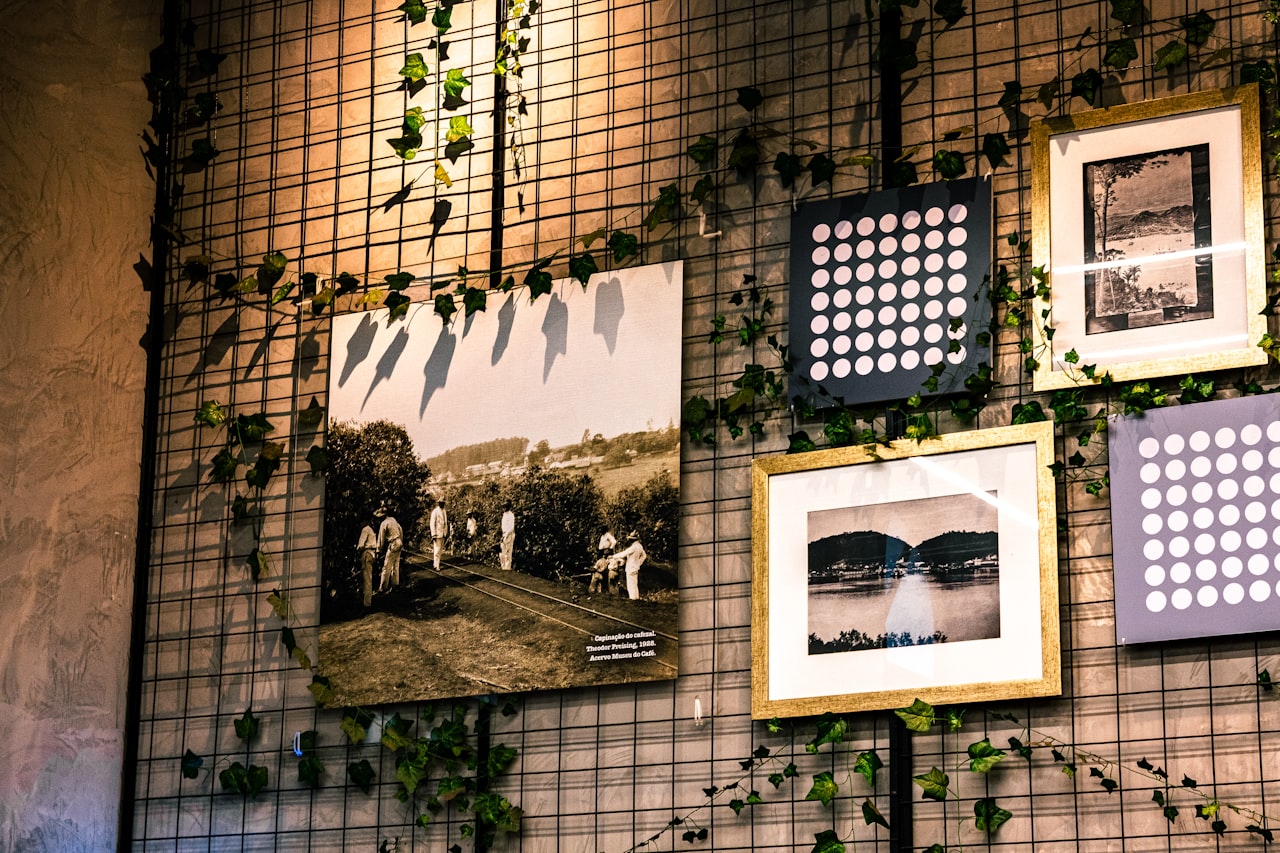Galerijná stena s usporiadaním viacerých vytlačených fotografií