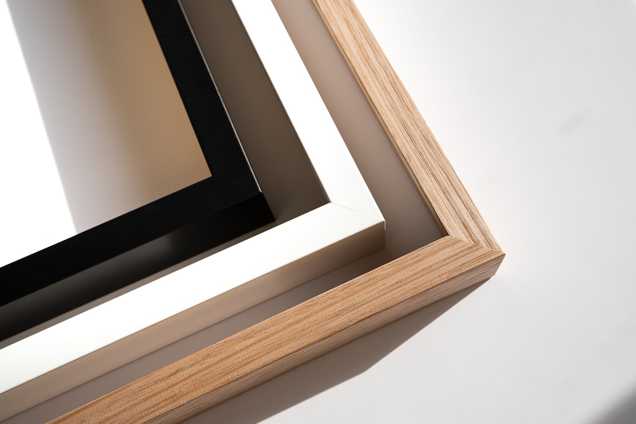Tri moderné rámy na fotografie s minimalistickou estetikou