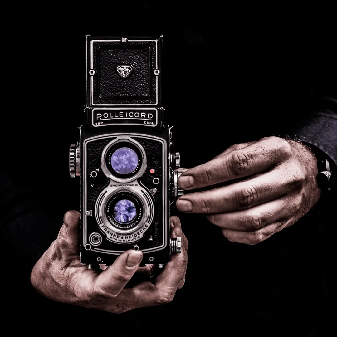 Vintage fotoaparát na tmavom pozadí ako symbol vyvolávania fotografií